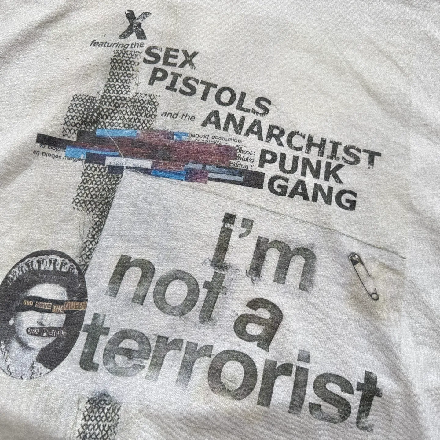 P138 # CTS-119 Saint x Sex Pistols "Pin Punk" limited edition, knife-cut neckline, heavy-duty washed short sleeves, single-stitched seam stitch + special fermentation and stir-fried color washing process for ready-to-wear + white ink direct printing. Size: S M L Among them, the famous Sex Pistols have won the following of countless young people with their fearless gangster temperament. Although decades have passed, each member has become a symbol of the times. “I’ll die before I’m 25, and when i do i’ll have lived the way I wanted to.” is a famous saying left by the band’s bassist Sid, which is just like a prophecy that fixed his life at the age of 21. The punk bassist of the collapse era also left a love that will be remembered by later generations in his tragic youth. This is also the story of "Sid & Nancy" that was later remade into a movie. Sid's Nanjing lock and Nancy's pistol necklace are also sought after by countless rock couples to this day. The Japanese manga master Ai Yazawa also drew the "Nanjing Lock" into the manga "NANA". The prototype of Ren Honjo came from Sid.    The entire garment is made using the single-needle sewing process (commonly known as the single-thread heaven-and-earth needle) that is the most common and complex among retro vintage brands such as Saint Michael.